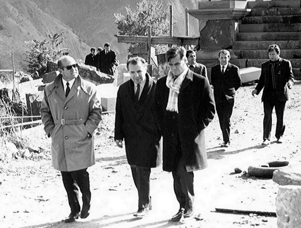 In the temple in Garni. From left to right: Alexey Leonov, ..., Vasily Lazarev, in the second row Karo Zakharyan, Oleg Makarov, Petr Kolodin