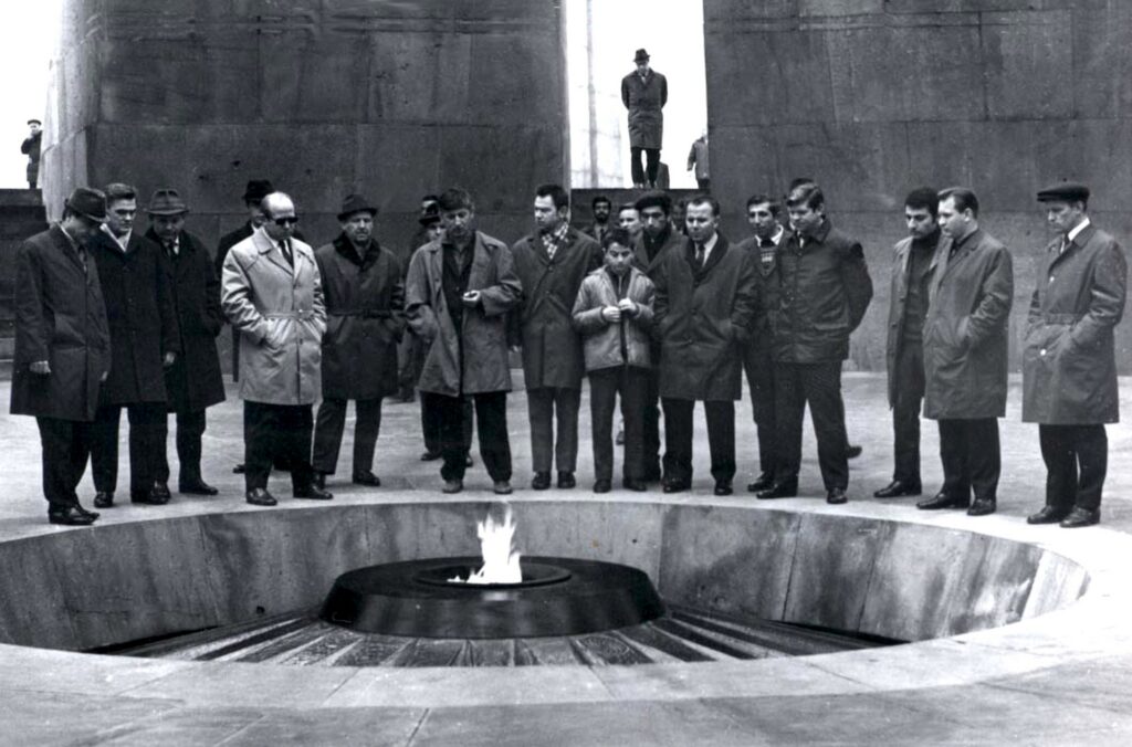 Cosmonauts at the memorial in Tsitsernakaberd.